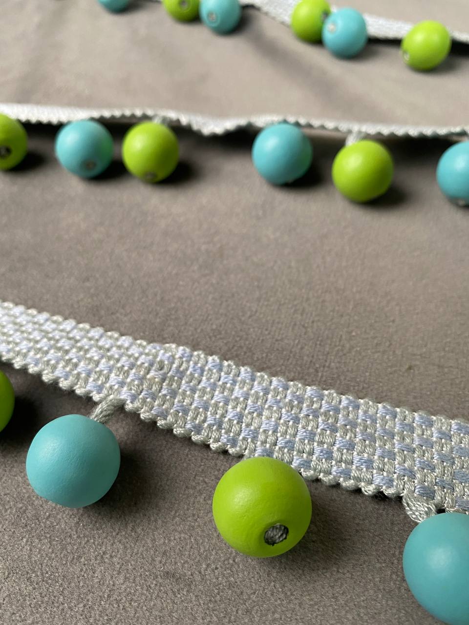 Бахрома с деревянными шариками MZ-1 зеленое яблоко/голубой (GREEN/LIGHT BLUE) (3,4 см/d 1,5 см/15 м