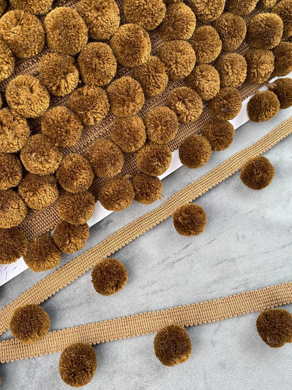 Бахрома с помпонами, из коллекции "Pompon" YMQ-5 toffee золотисто-коричневый (L4см/D2,5см/м-у ш.7см)