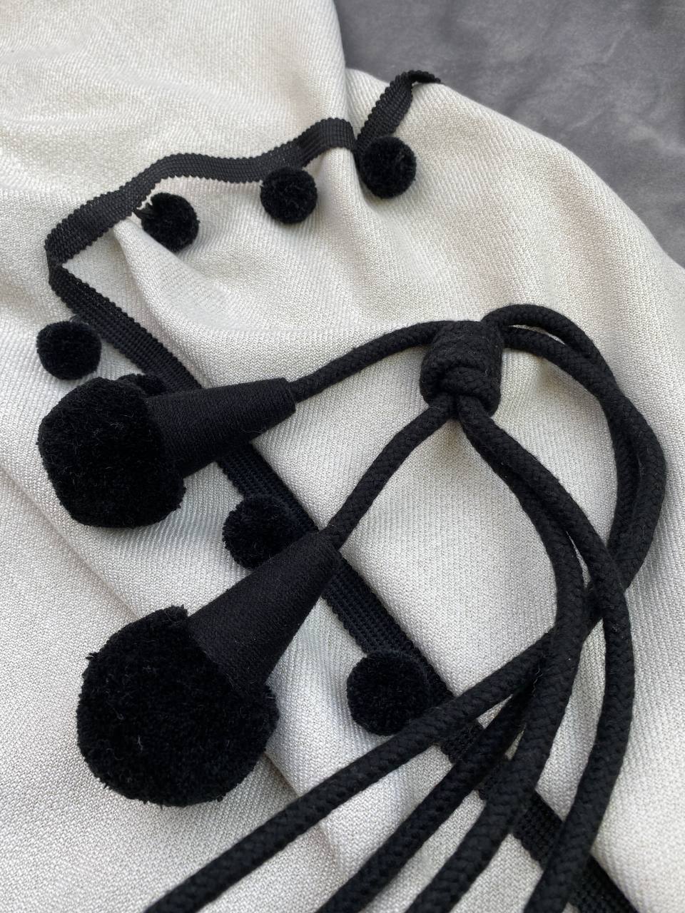 Бахрома с помпонами, из коллекции "Pompon" YMQ-4 черный (L4см/D2,5см/между шариками 8см)(12,5м)